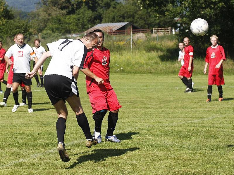 Dolní Libchava, úřadující přeborník okresu za sezonu 2010–2011, remízovala s Novým Oldřichovem 3:3. Lehký sleduje, jak Pocar střílí druhou branku domácích.