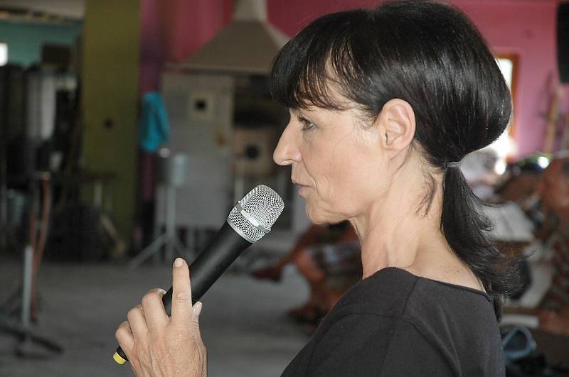 Liběna Rochová, jedna z nejrespektovanějších a nejúspěšnějších módních návrhářek, obohatila festivalové dění o workshop v lindavské sklárně Ajeto.