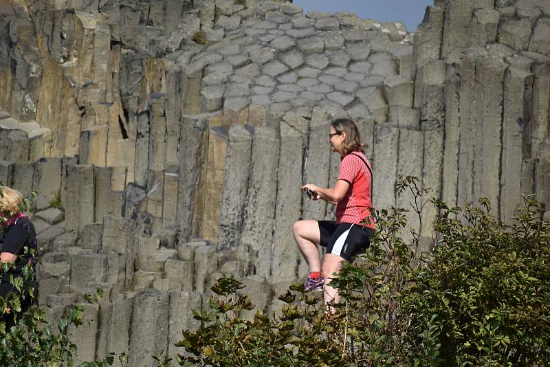 Panská skála u Kamenického Šenova se ocitla poslední zářijový víkend v obležení turistů.