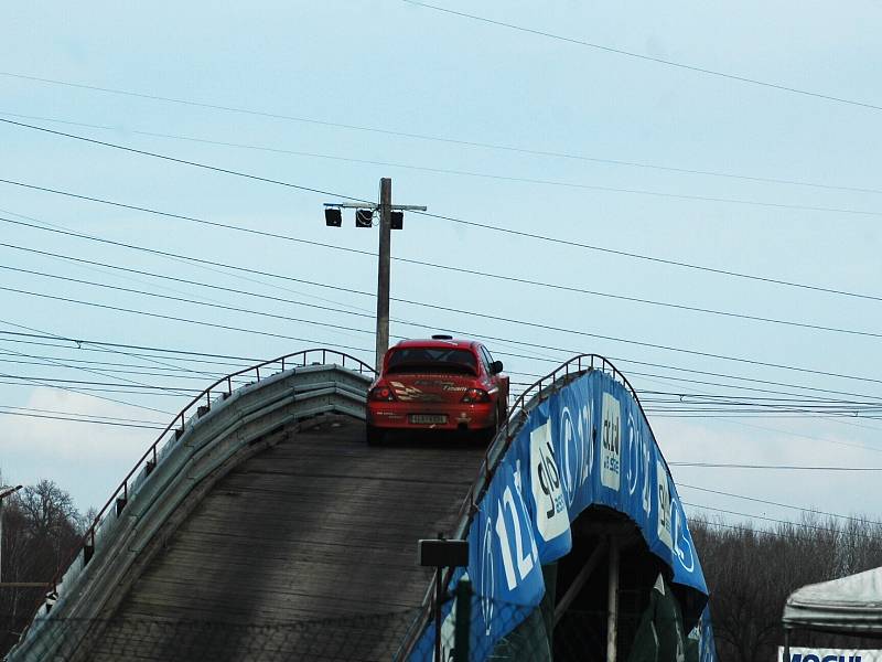 Na start čtvrtého dílu se postavilo dvaačtyřicet posádek, které si tak mohly vyzkoušet pocity účastníků Rally Bohemia nebo Setkání mistrů.