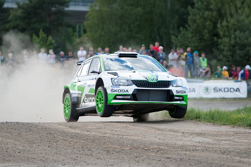 Po pěti letech se rychlostní zkoušky Rally Bohemia vrátily opět na Autodrom Sosnová. Na snímku vůz řízení Ole Christianem Veibym.