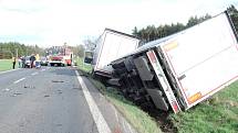 Tragická dopravní nehoda, při které se v Jestřebí střetl nákladní automobil s osobním.