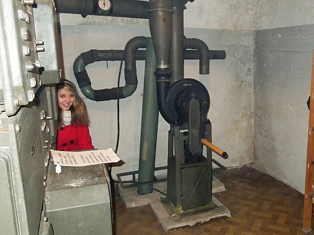 V zakouřeném prostředí bývalého krytu museli hasiči najít dvanáct studentů. Zvládli to za půl hodiny.