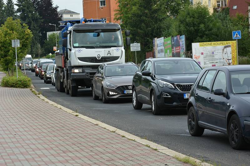 Dopravu kolem celého středu České Lípy řídí semafory stavbařů.