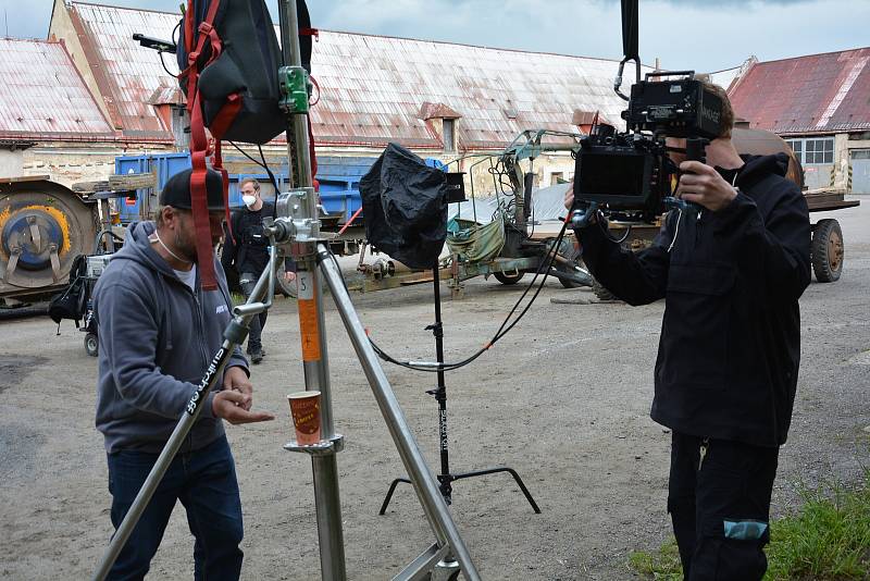 Nová filmová komedie Grand Prix právě vzniká ve Cvikově, Zákupech a v Sedlišti, jedné ze zapomenutých osad Luhova.