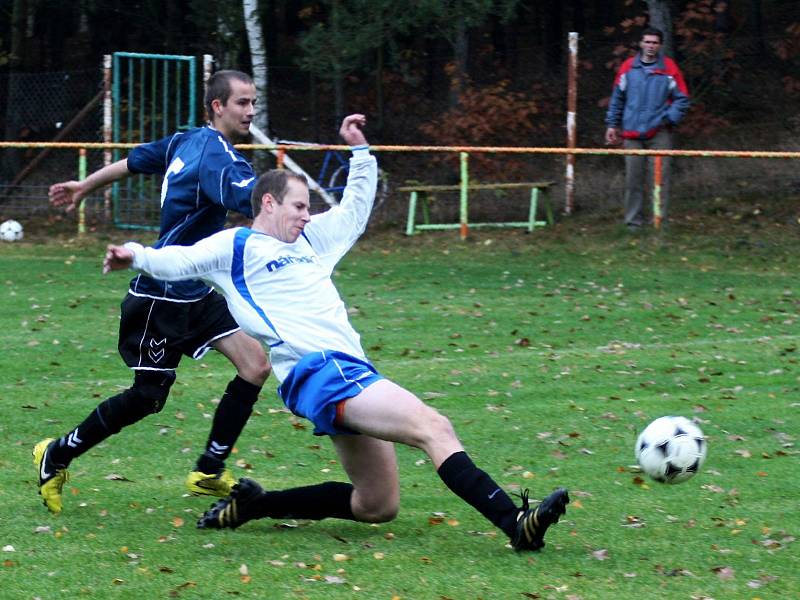 Doksy B/ Jestřebí - Horní Police 3:0. Šamsa sleduje zakončení domácího Pilaře.