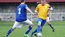 Loko Česká Lípa - Hrádek B 1:1. Petružálek se snaží zastavit průnik českolipského Horáčka.