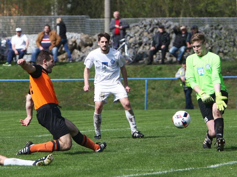 Skalice - Frýdlant 3:1 (1:1). Hlavinka se snaží překonat frýdlantského gólmana Tauše.