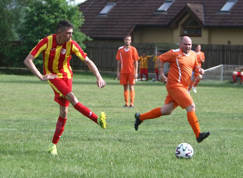 Horní Libchava (pruhované dresy) porazila Tuhaň jasně 8:0.