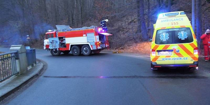 Ford Transit s mladým řidičem spadl v pondělí ze čtyřmetrové výšky do řeky Svitávka v Zákupech.