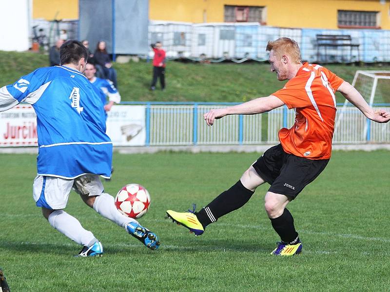 Patrik Semík (vpravo) dal v Bukovanech dva góly a výrazně tak přispěl k postupu Doks do dalšího kola krajského poháru.