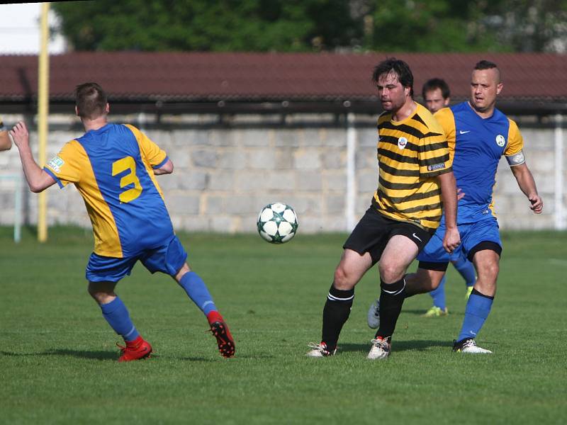 Lokomotiva Česká Lípa - Holany 1:4 (0:2). Českolipská Lokomotiva (žlutomodré dresy) podlehla doma Dynamu Holany 1:4. Třio góly vítězů vstřelil Daniel Kýček.