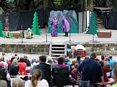 Lesní divadlo ve Sloupu v Čechách hraje každé úterý a pátek.