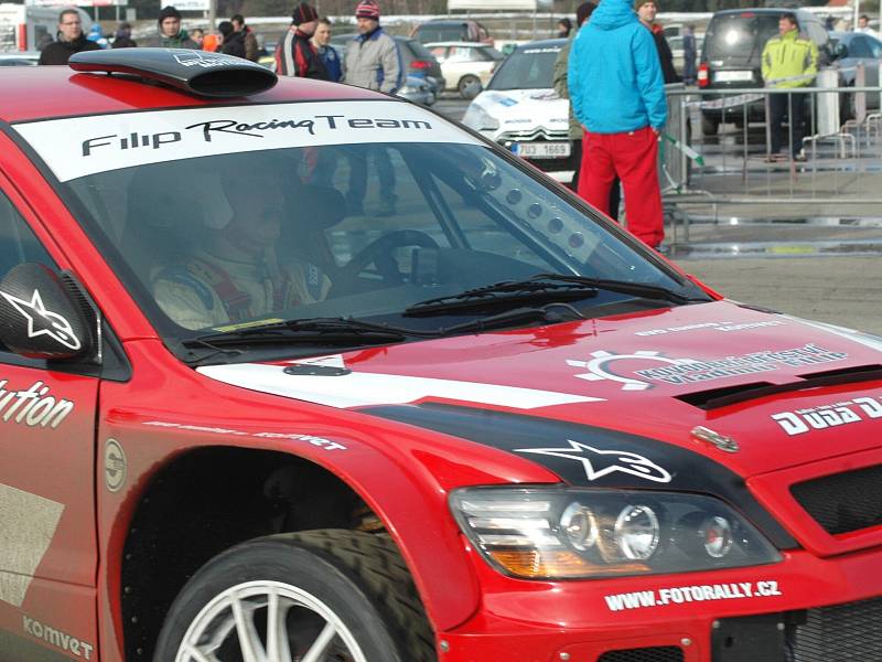 Na start čtvrtého dílu se postavilo dvaačtyřicet posádek, které si tak mohly vyzkoušet pocity účastníků Rally Bohemia nebo Setkání mistrů.