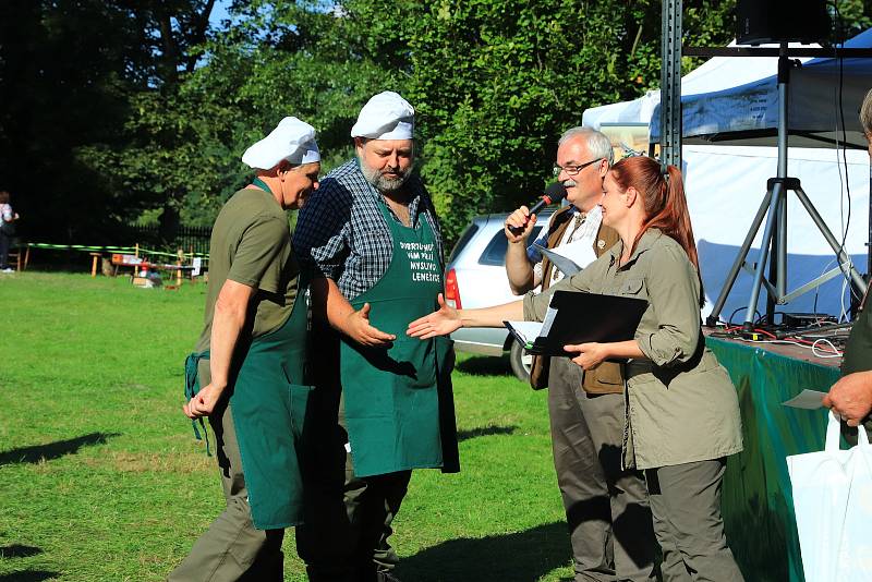 Vaření kotlíkových zvěřinových gulášů na otevřeném ohni a 1. ročník Zahrádeckého štrúdlu.