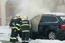 Dým z hořícího auta zahalil českolipské náměstí TGM. BMW se snažili ještě před příjezdem hasičů uhasit dva muži.