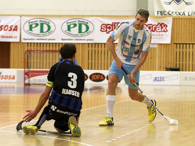 Hauser se snaží zablokovat střelu domácího Vnuka.