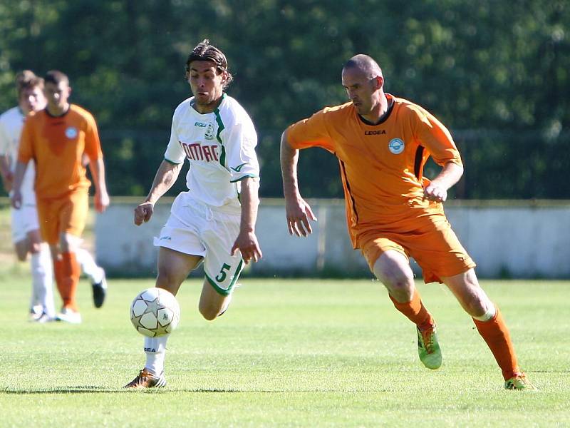 Nový Bor - Aritma 2:1 (1:0). Cana v souboji s hostujícím Ambrusem (v oranžovém).