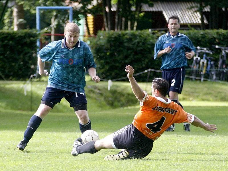 Bukovany nastřílely Starým Splavům osm gólů. Balvín sleduje, jak Najman zastavuje skluzem akci Samka.