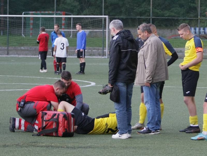 Fotbal, I.B třída - západ: Ruprechtice - Jestřebí 3:0. V utkání se těžce zranil hostující Lukáš Komárek.