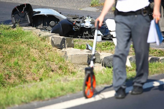 Hromadná nehoda dvou osobních aut, náklaďáku a motorkáře ve čtvrtek odpoledne zkomplikovala dopravu mezi Českou Lípou a Dobranovem. 