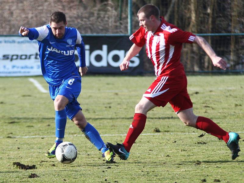 Sedláček (Arsenal - v modrém) v souboji s Málkem.