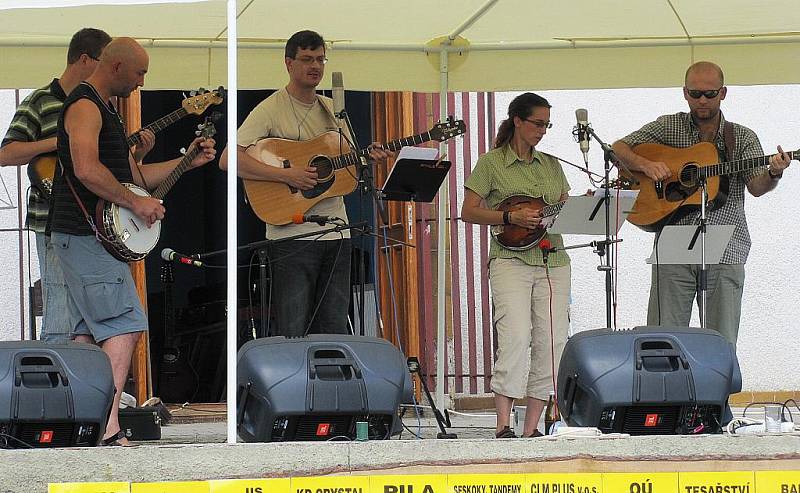 Festival amatérských skupin má navázat na legendárního Holanského kapra, a zachovat tak country tradici v obci. 