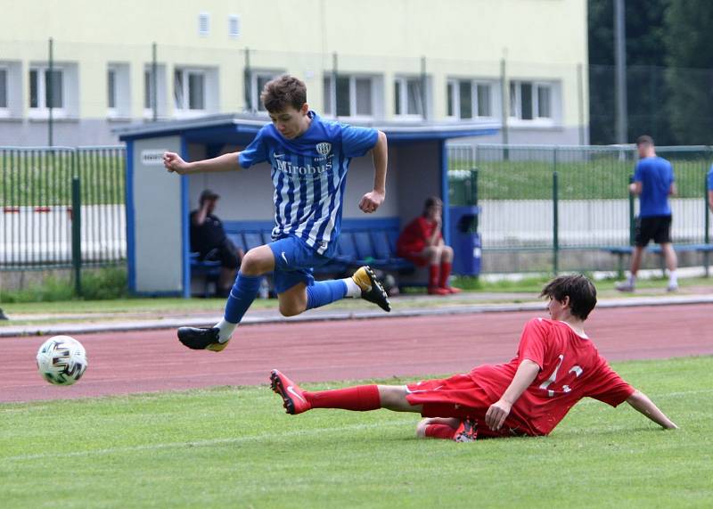 Dorostenci České Lípy U 17 (modré dresy) doma porazili Junior Děčín 3:0.