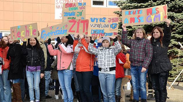 Za zvuku trumpet a bubnů protestovali studenti gymnázia v Mimoni v ulicích města proti plánované optimalizaci a rušení osmiletých gymnázií obecně. 