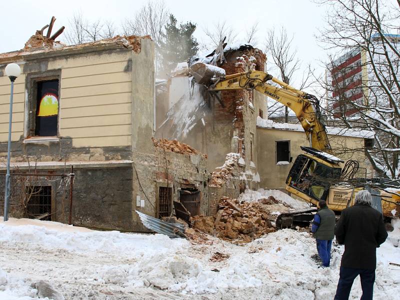 V úterý dopoledne přijel k napůl zřícenému domu v Novém Boru bagr a začala při dohledu městské policie s demolicí prvního patra, kterou nařídil statik.