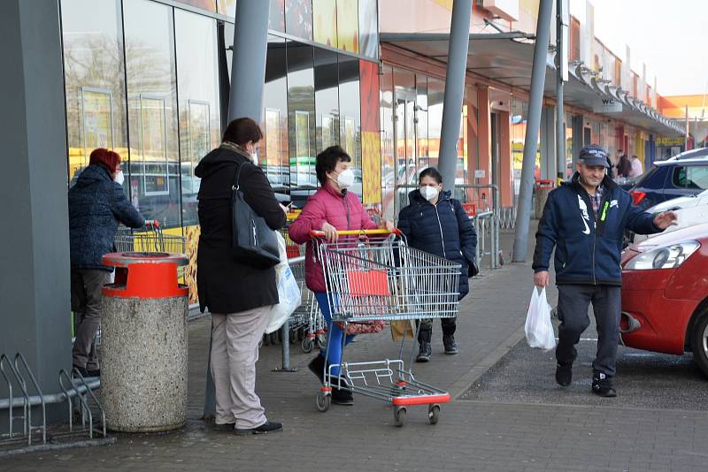 Česká Lípa s respirátory a rouškami. Čtvrtek 25. února 2021