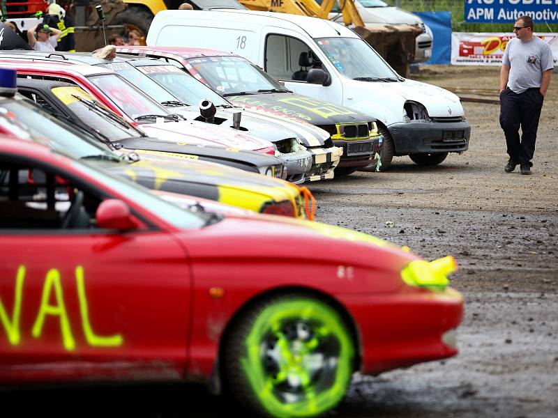 Destruction derby na autodromu. Den první.