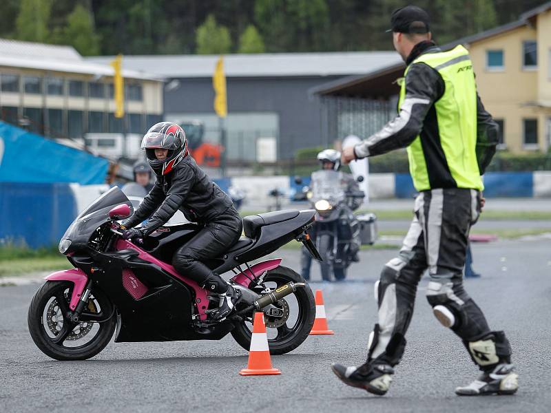 Začátečníci i motorkáři, kteří v jedné stopě jezdí roky, se na autodromu v Sosnové zúčastnili dalších kurzů Učme se přežít. 