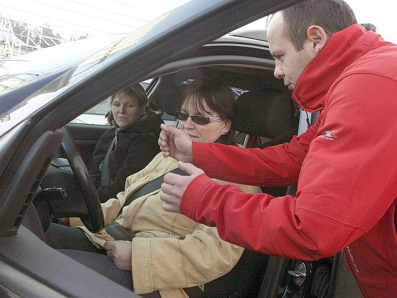 Maminky si mohly ve čtvrtek na Autodromu v Sosnové vyzkoušet svoje řidičské schopnosti.