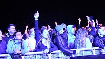 Na festivalu Hrady CZ Light v sobotu zahráli písničkář Pokáč, UDG, Support Lesbiens, Sebastian, Visací zámek a Xindl X. Vrcholem večera byly koncerty kapel Divokej Bill a Rybičky 48.
