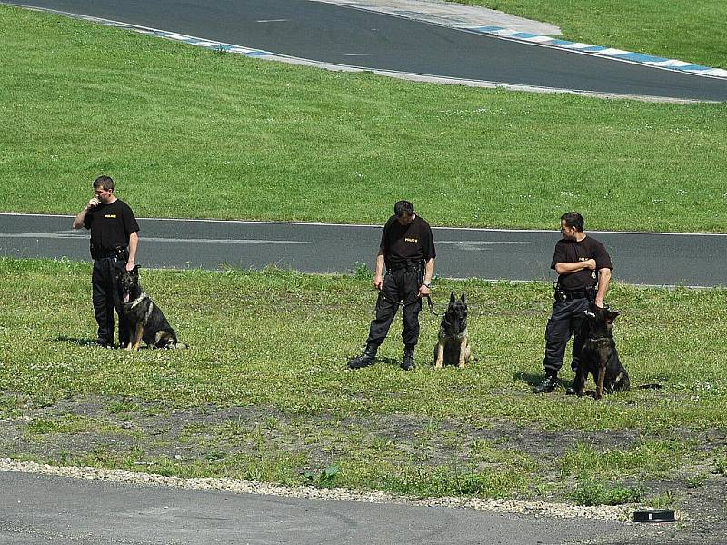 ČERVEN. Sosnovský autodrom hosti Den s policií.