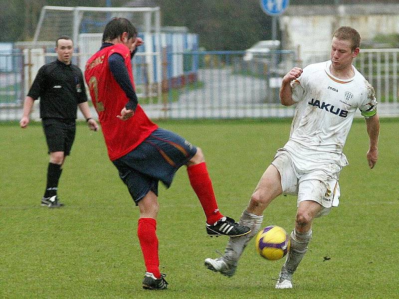 Rezerva Arsenalu přehrála Hejnice. Na snímku  Kaňkovský bojuje s obráncem Řezníčkem.