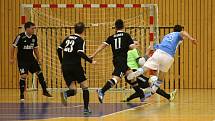 Česká Lípa (tmavé dresy) zakončila sezonu ve VARTA futsal lize porážkou od Plzně v poměru 2:8.