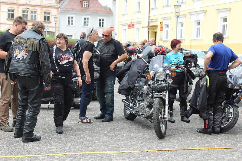 Tradiční žehnání motorkám za bezpečnou jízdu v nové sezoně se konalo v Jablonném v Podještědí.