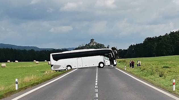 Silnici u hromadné nehody zablokoval uvízlý autobus