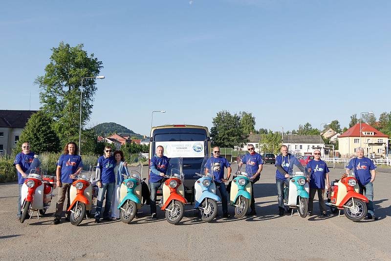 Osmičlenná skupina motorkářů se vydala na expedici s názvem Tatranem do místa zrodu. Spolu se skupinou jede i doprovodná dodávka s náhradními díly a jednou motorkou navíc.