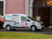 Slavnostní předání automobilu (na snímku) v rámci projektu Sociální automobil proběhlo 29. června v Domově důchodců Sloup v Čechách.