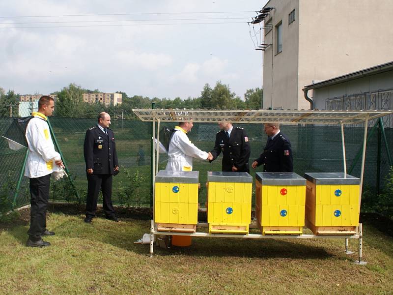 Věznice ve Stráži pod Ralskem ve čtvrtek slavnostně odstartovala projekt Včelaření.