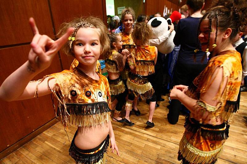 MLADÍ TANEČNÍCI obsadili na celé nedělní odpoledne českolipský Kulturní dům Crystal. Zde se sešlo na šest desítek dětských tanečních souborů z celého Libereckého kraje, aby se zúčastnily regionálního kola Festivalu tanečního mládí.