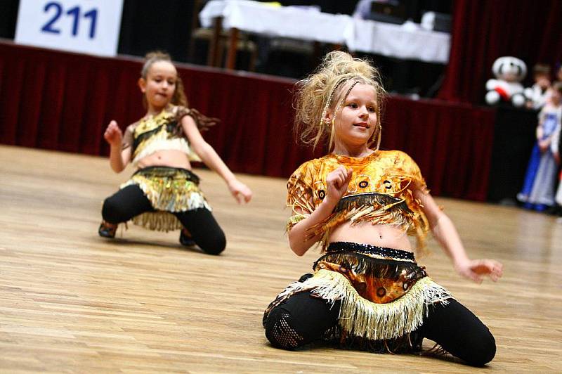 MLADÍ TANEČNÍCI obsadili na celé nedělní odpoledne českolipský Kulturní dům Crystal. Zde se sešlo na šest desítek dětských tanečních souborů z celého Libereckého kraje, aby se zúčastnily regionálního kola Festivalu tanečního mládí.