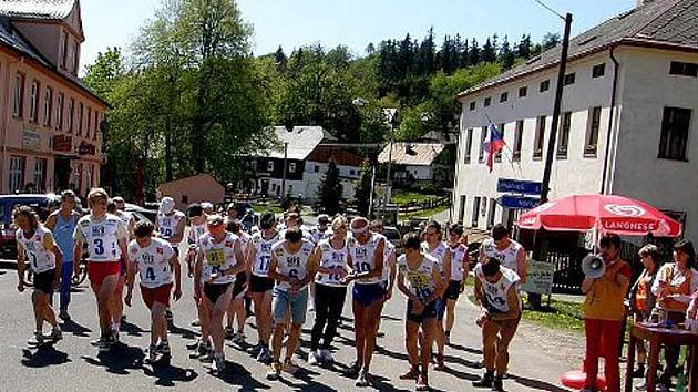 Start Polevského běhu lyžařů.