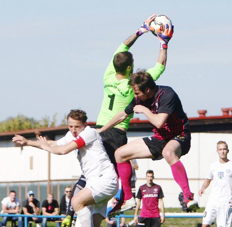 Frýdlant - Česká Lípa 3:1. Domácí gólman Hofler za asistence Šeny chytá míč před Brožem.