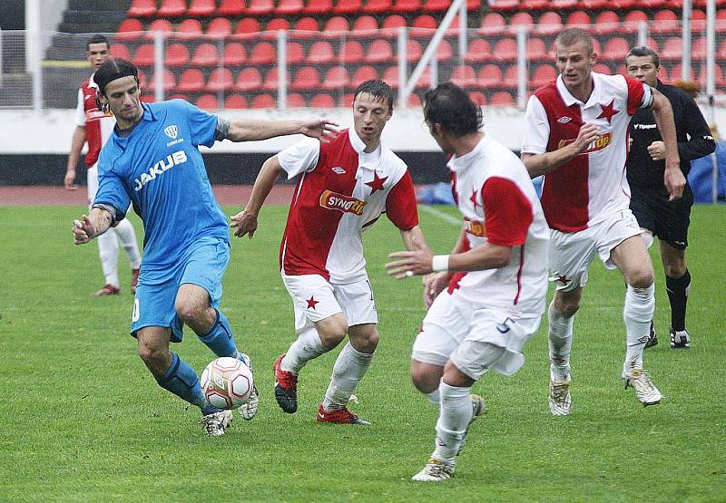 Hráči Slavie Duranski, Galus a Zieris se snaží zastavit pronikajícího Kousala.