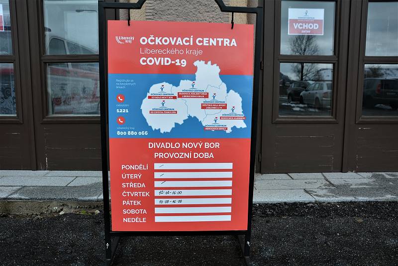 Očkovací centrum v novoborském divadle.