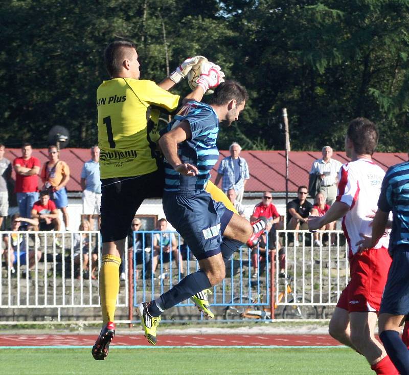 Arsenal Česká Lípa  Hlavice 1:0. Na fotografii českolipský Bohata v souboji s gólmanem Kamischem.